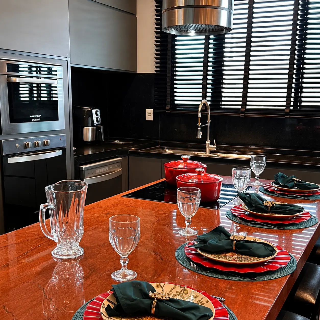 Cozinha planejada com ilha e cooktop