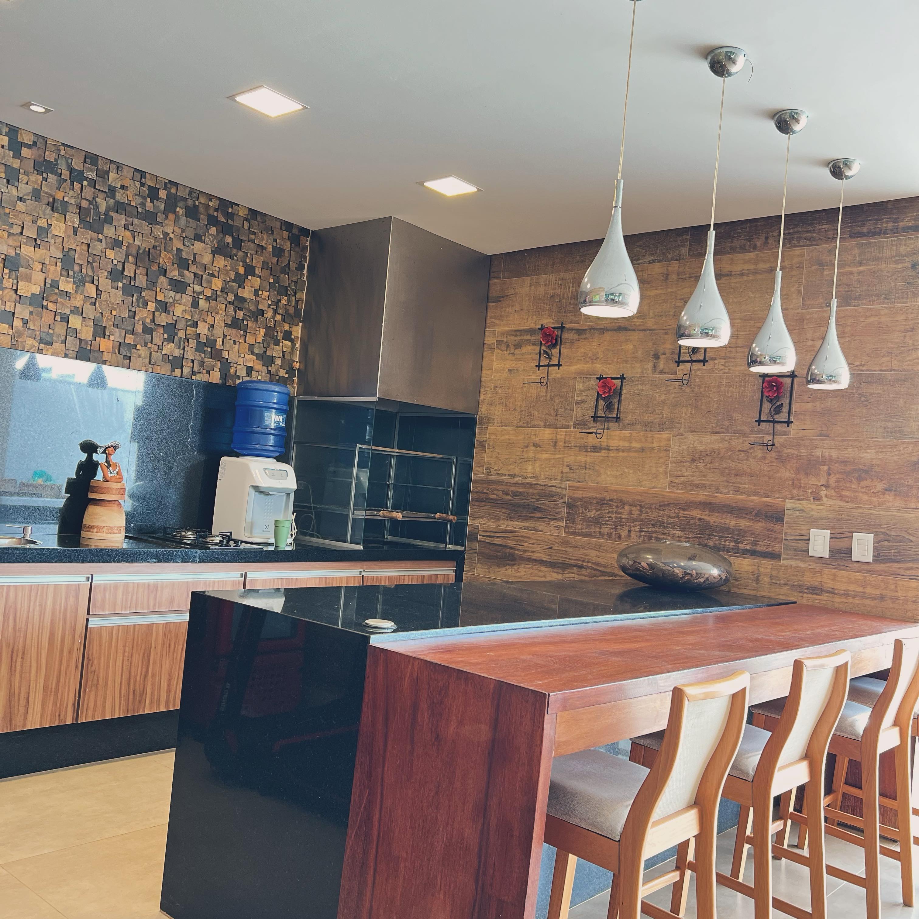Living com lustres de cristal, cortinas altas e estofados refinados