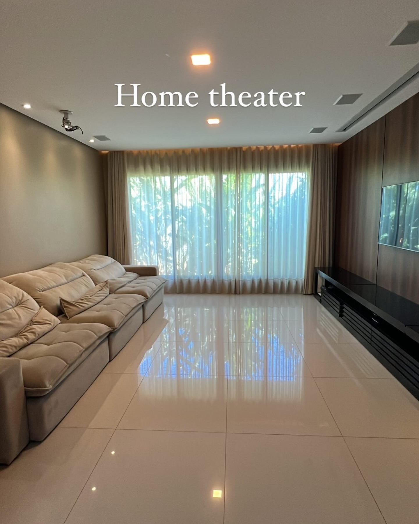 Home theater com sofá retrátil e marcenaria sob medida