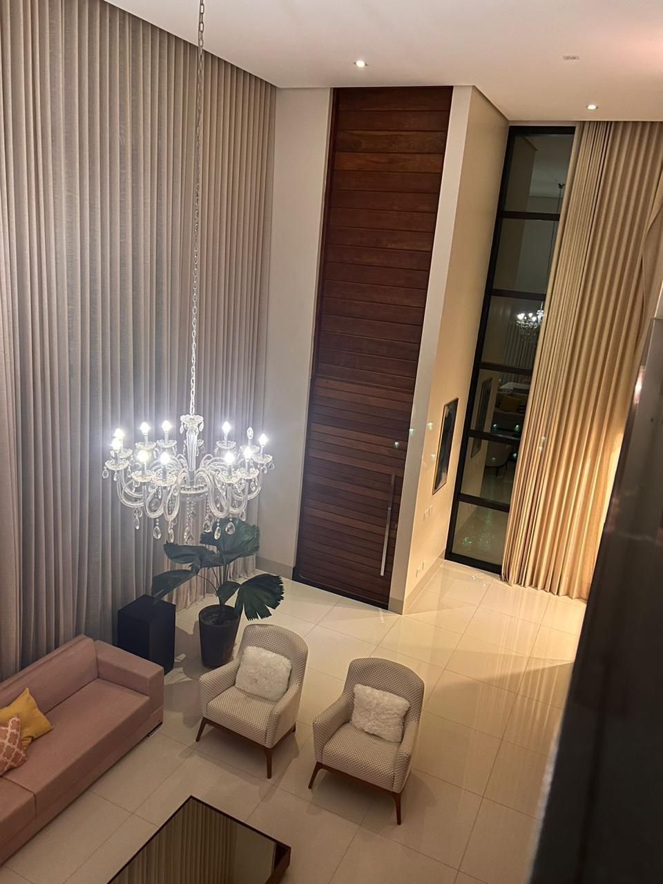 Sala de jantar de luxo com mesa ampla para 8 lugares